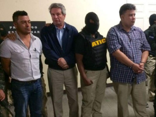 Cae fiscal que cobraba cheques de abogados muertos durante administración de Olvin Mejía