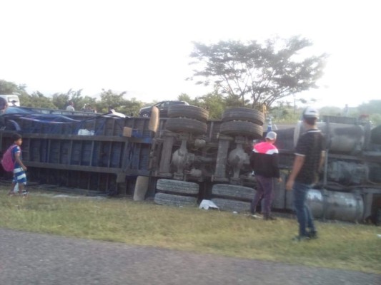 Un herido y el robo de producto: El accidente de rastra cargada de bebidas alcohólicas en la CA-5