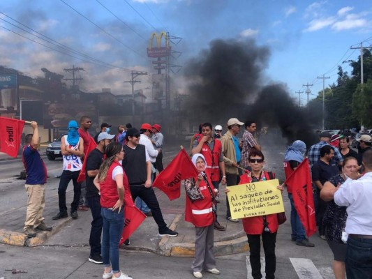 Oposición se toma varias vías en distintos puntos de la capital