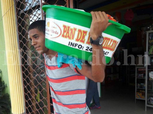 Joel Urbina, el hondureño que vendiendo pan se convertirá en ingeniero