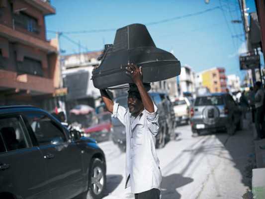 El cólera y la buena vida conviven en la televisión haitiana