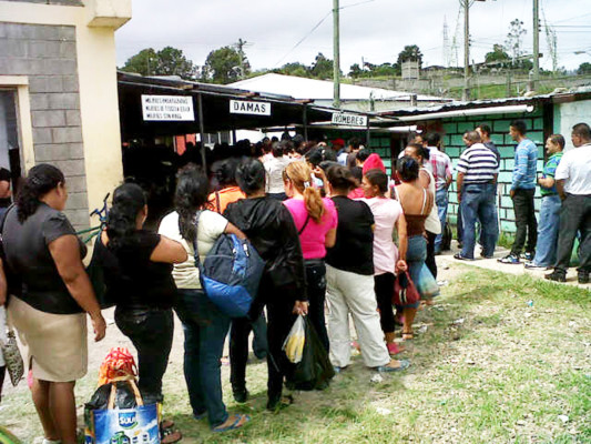 Largas filas para ingresar a visita en la Penitenciaría Nacional