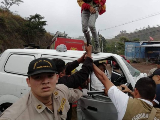 Rescatan a pasajero que había quedado atrapado en vehículo tras accidente vial