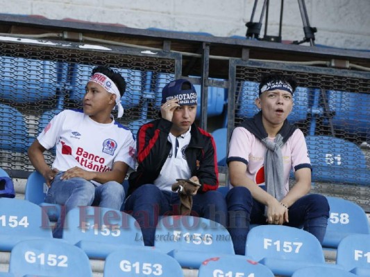 Bellezas y ambiente de la afición merengue en el Olímpico para el clásico capitalino en SPS