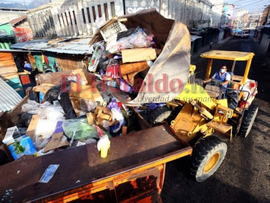Montañas de basura amanecieron en la capital tras celebración de Año Nuevo (FOTOS)
