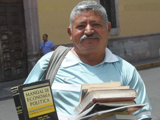 El caballero de los libros que deambula por el Distrito Central