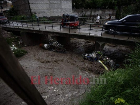 Un día festivo convertido en tragedia: Dos mujeres muertas y daños por lluvias en la capital (FOTOS)