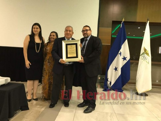 Duro testimonio de doctor que se contagió de covid-19 al atender una paciente