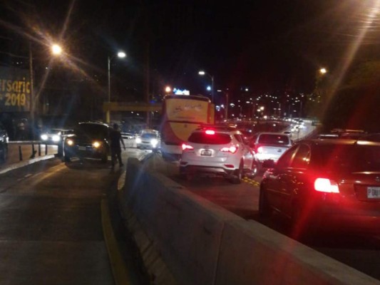 Las fotos que dejó la colisión de bus contra vía rápida en la capital
