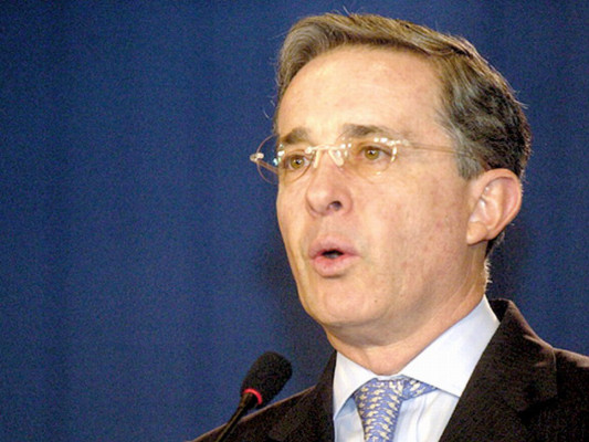 Difunden posible cáncer de piel de Álvaro Uribe