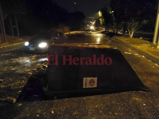 ¡Precaución! Enormes piedras obstaculizaron calles del anillo periférico tras tomas de la Alianza