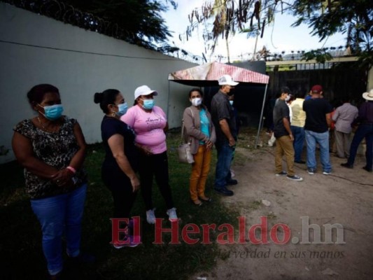 Largas filas sin distanciamiento social en centros de votación de Honduras