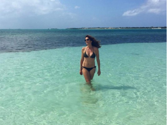 Cindy Crawford luce impecable en bikini a los 50
