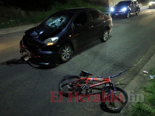 Muere hombre que se conducía en bicicleta al colisionar con auto en la capital