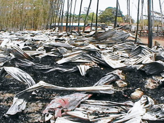 Incendio consume bodegas de almacenamiento de tabaco