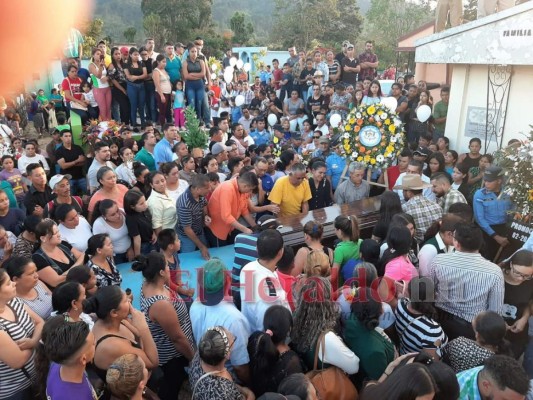 FOTOS: Doloroso sepelio de familia que murió en tragedia en la CA-5
