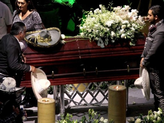Con lágrimas y serenata al lado de la Virgen de Guadalupe : así despidieron a Vicente Fernández, el ídolo de las rancheras