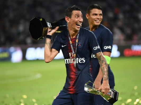 Ángel Di María se roba el show con su peculiar forma de cargar el Trofeo de los Campeones