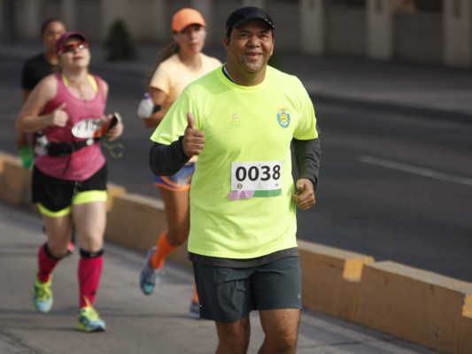 Maratón: Agentes de Tránsito corren 'a exceso de velocidad'