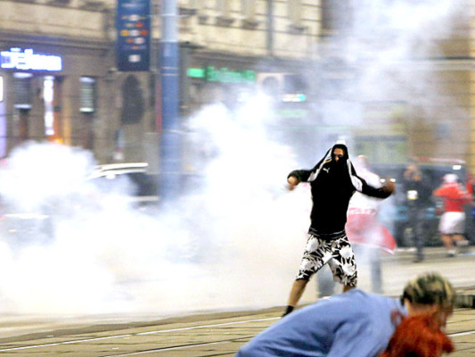 UEFA multa a Rusia por violencia de sus fanáticos en la Euro