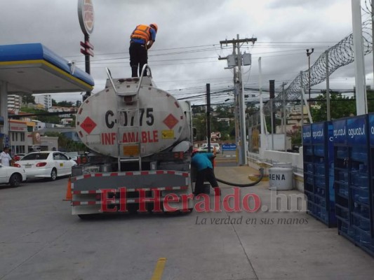 Honduras: Gasolineras ya tienen combustible y se registran largas filas de vehículos