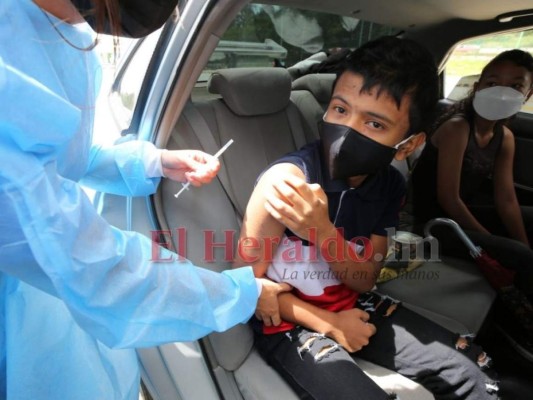 FOTOS: Siguen desbordados los centros de vacunación en la capital