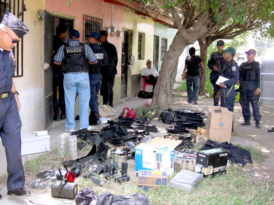 Decomisan explosivos C-4 durante allanamiento en Comayagua