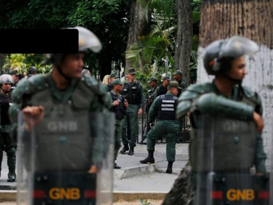 Venezuela: expulsan a 55 militares implicados en alzamiento
