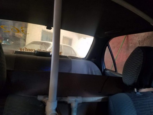 Taxistas proponen cabinas de separación para laborar durante pandemia