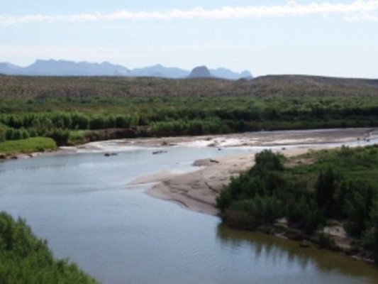 Rescatan a 10 migrantes hondureños a punto de ahogarse en el río Bravo
