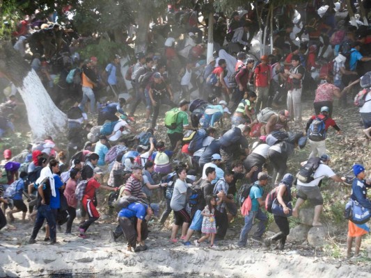 A punta de toletazos y gas lacrimógeno, México impide paso a migrantes