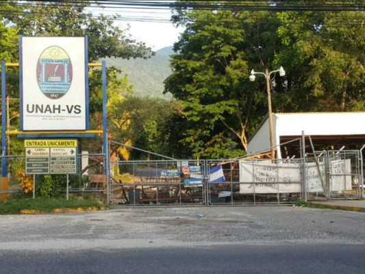 Policía Nacional y fiscal del Ministerio Público abren portones e ingresan a la UNAH-VS; hay un estudiante detenido