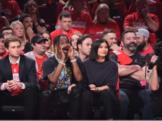 El video en el que Travis Scott niega beso a Kylie Jenner ante la kiss cam