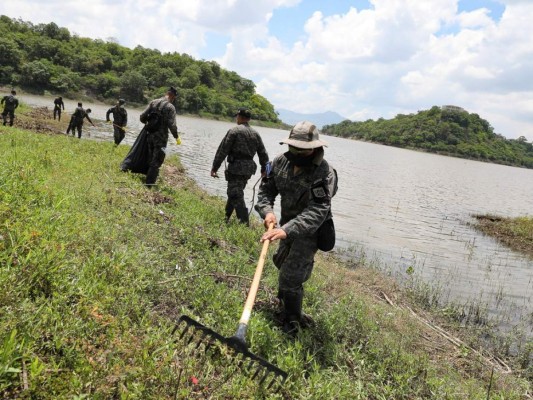 Guardia de Honor Presidencial realiza trabajos de limpieza en la represa Los Laureles