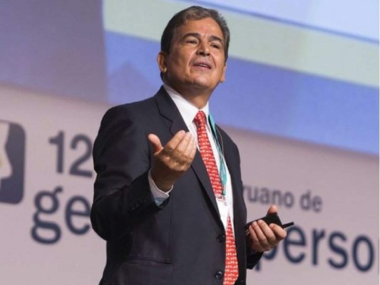 Jorge Luis Pinto recibe homenaje en Colombia