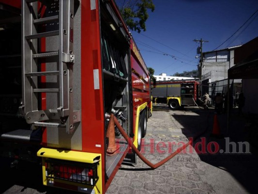 Incendio en zacatera amenaza locales y hotel en colonia Palmira de la capital