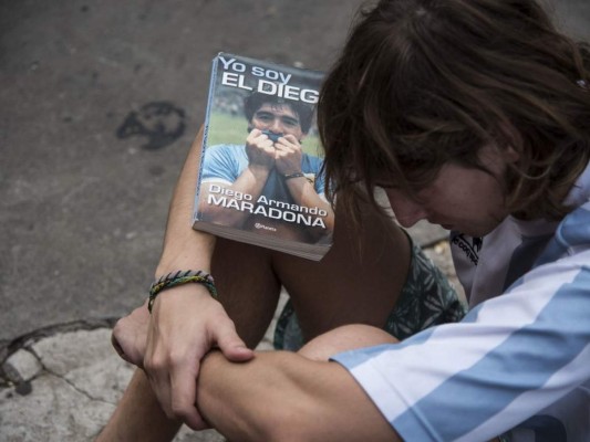 Grandes y chicos lloran a Maradona, el 'pibe de oro' que les llevó a la gloria (FOTOS)