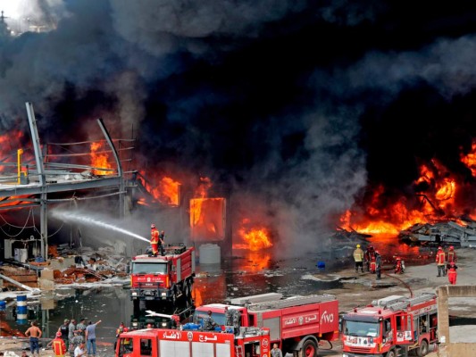 Beirut vive otra vez una pesadilla: estalla un depósito en el puerto (FOTOS)