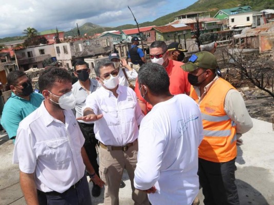 En fotos: Así fue el recorrido de Juan Orlando Hernández en la devastada Guanaja  