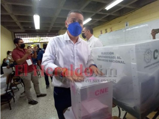 Así ejerció el sufragio David Chávez, candidato a la comuna capitalina (FOTOS)