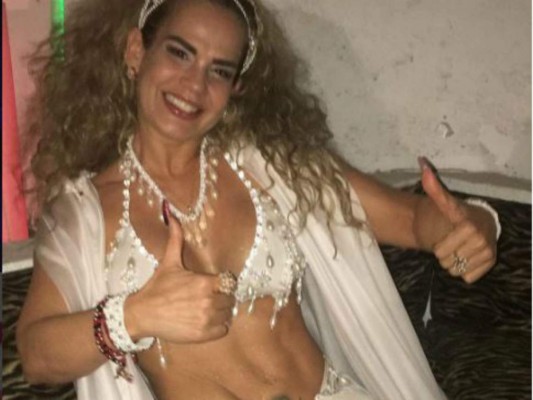 Niurka Marcos publica atrevidas fotos en piscina