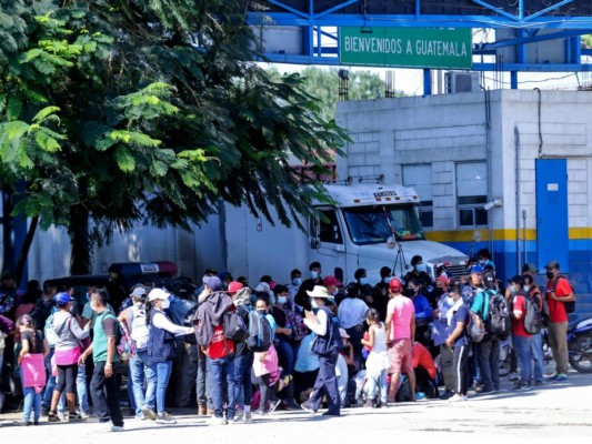 FOTOS: Caravana migrante de hondureños se diluye ante presión policial en Guatemala
