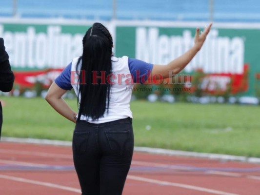 Atractivas mujeres adornan el estadio Olímpico en la previa Honduras vs. Panamá