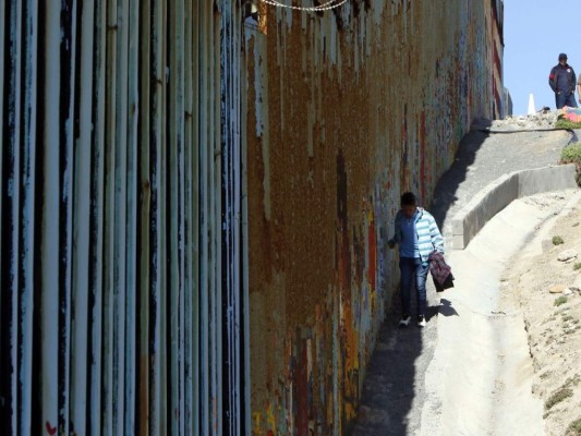 FOTOS: Hacinamiento, hambre e indiferencia sufren los migrantes hondureños en Tijuana