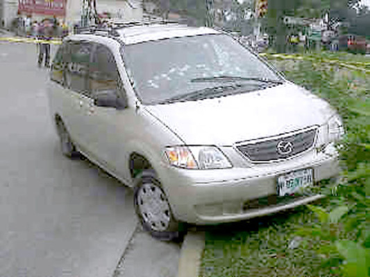 Sicarios acribillan a colombiano y a hondureña dentro de un auto