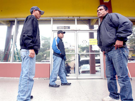 Policías declaran por asesinato de padre e hijo ante Fiscalía de Derechos Humanos