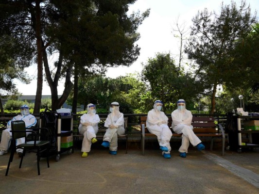 En imágenes: Españoles adaptándose a la realidad tras un mes encerrados