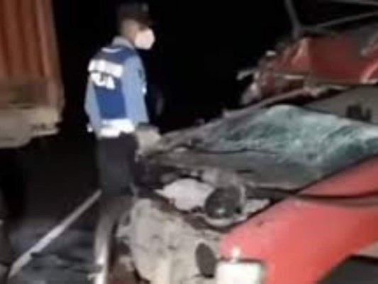 Aparatoso choque entre rastra y pick up deja un muerto y un herido en Siguatepeque