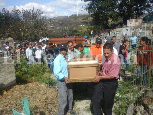 Entre llanto y dolor Santa Ana despide a dos de sus hijos que fallecieron en el accidente vial de la carretera al sur