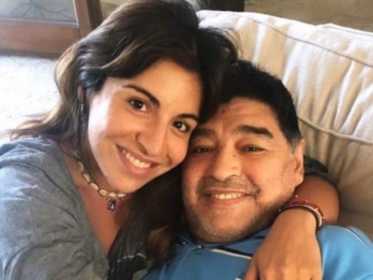 Hija de Maradona filtra chat con médicos que atendían a su padre